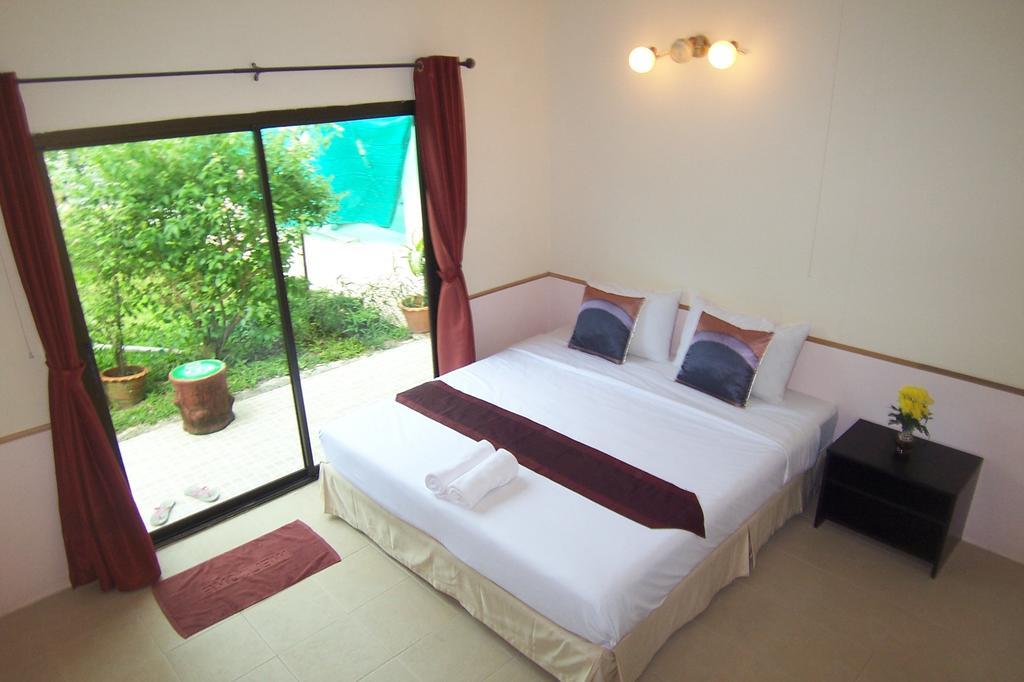 Phuket Airport Overnight Hotel Nai Yang Beach Pokoj fotografie